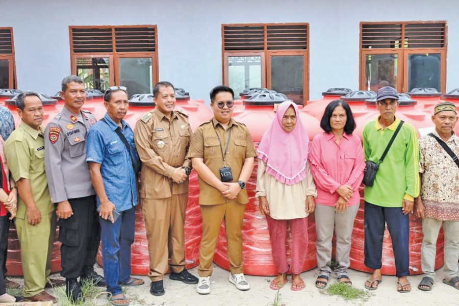 Wabup menyerahkan tandon di Samboja Barat. (Foto: Prokom)