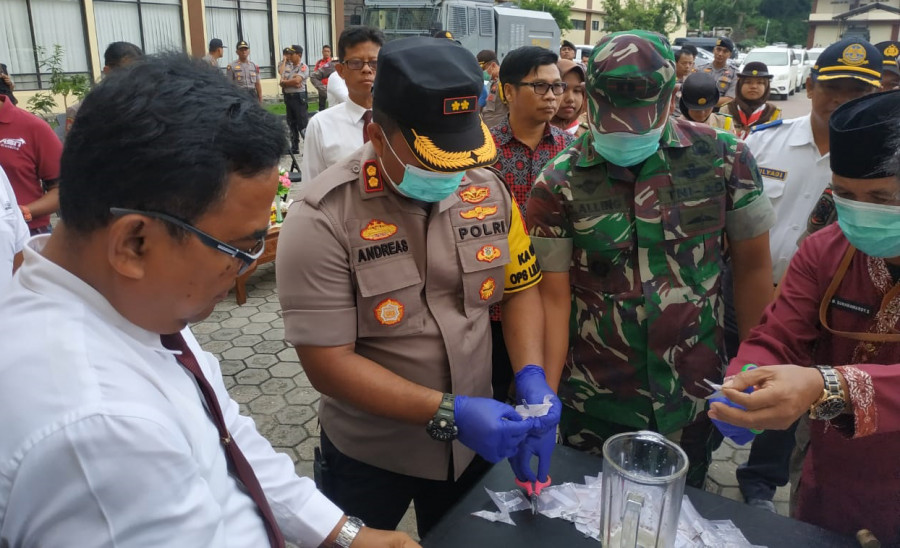 AKBP Andrias saat hendak memasukkan sabu di dalam blender untuk dimusnakan. (Foto: Sabri/korankaltimcom)
