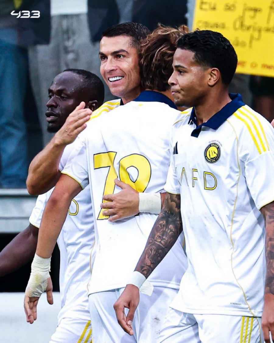 Cristiano Ronaldo (dua dari kiri), mencetak gol perdana untuk Al-Nassr pada uji coba menghadapi klub asal Perancis Toulouse FC. (gettyimages)