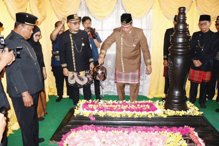 Pjs Bupati Bambang Arwanto didampingi kerabat Kesultanan saat melakukan ziarah makam Aji Imbut. (Foto: Prokom)
