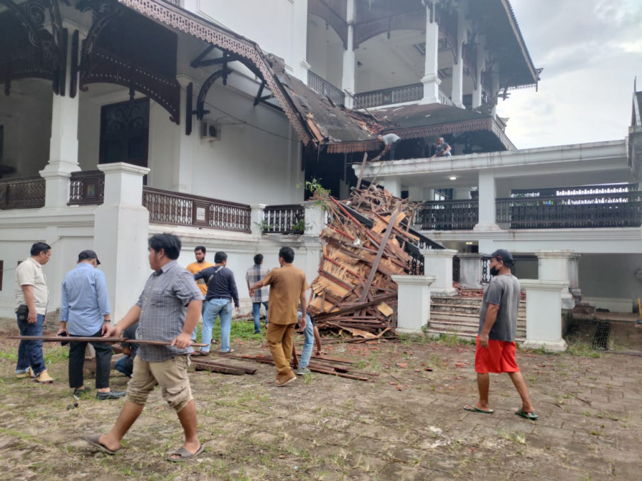 Proses pembersihan puing-puing atap Kedaton Kesultanan Kutai oleh Bidang Cipta Karya Dinas PU Kukar pada Senin (24/1/2022) sore. (Foto: istimewa)