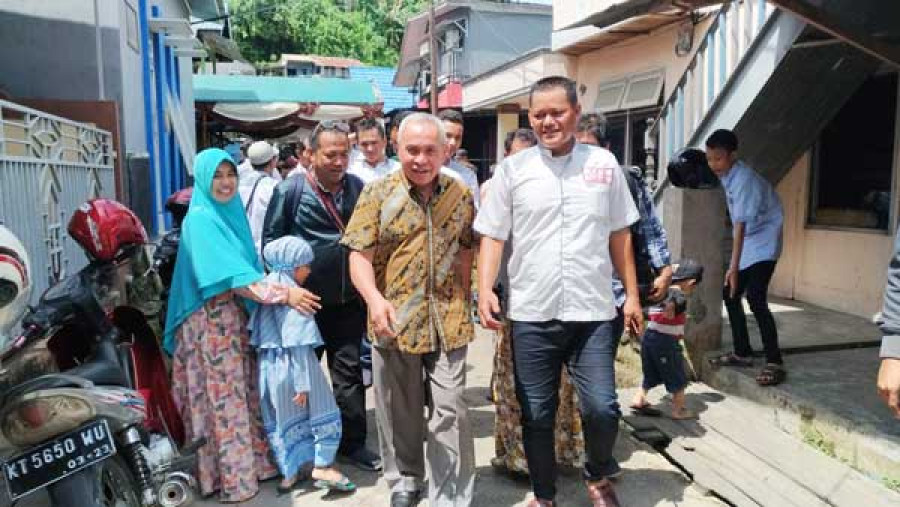 SYUKURAN CAGUB : Calon Gubernur Kaltim, Isran Noor saat menghadiri acara syukuran yang digelar Laskar Putih Isran Noor di Samarinda, Selasa (10/7)