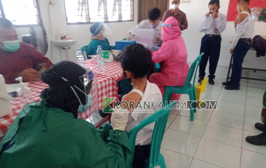 Pelaksanaan vaksinasi bagi pelajar tingkat SMP di Samarinda (Foto: Permata/Korankaltim.com)