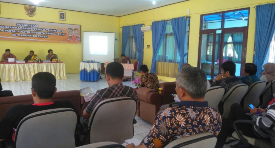 Komisioner bawaslu paser saat menyampaikan materi pelaksanaan pemilu 2019