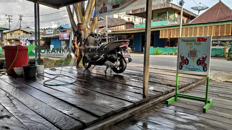 Salah satu sepeda motor yang dicuci di Pencucian Kota Raja (Foto: heri/korankaltim.com)