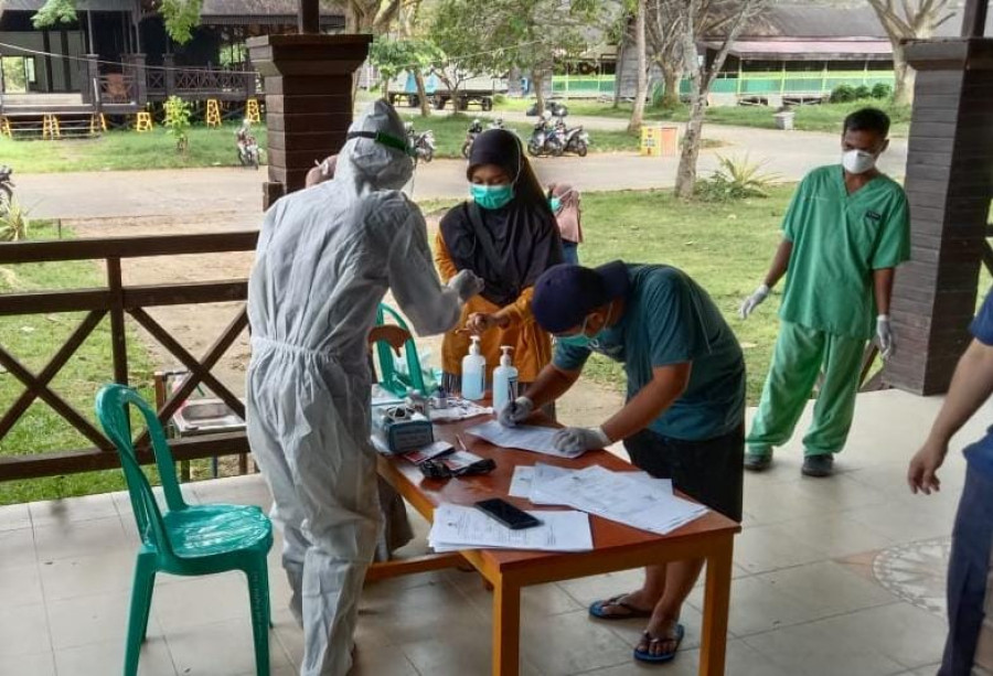 Pasien Covid-19 di Wisma Atlet mendatangi TPS 3 untuk menyalurkan hak suaranya. (Foto: Kadinkes Kukar/istimewa)