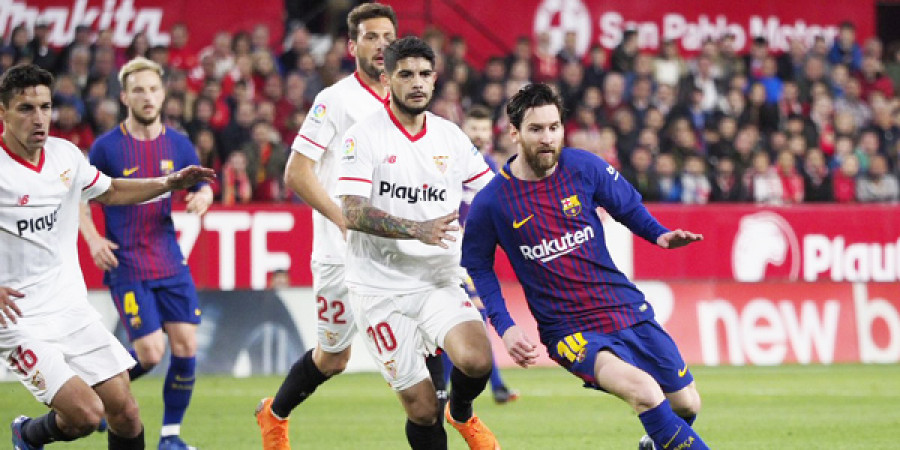 SENJATA ANDALAN: Kembali berlaga di final menghadapi Sevilla, Lionel Messi (kanan) mengejar trofi keempat musim ini di ajang Copa del Rey. (reuters)