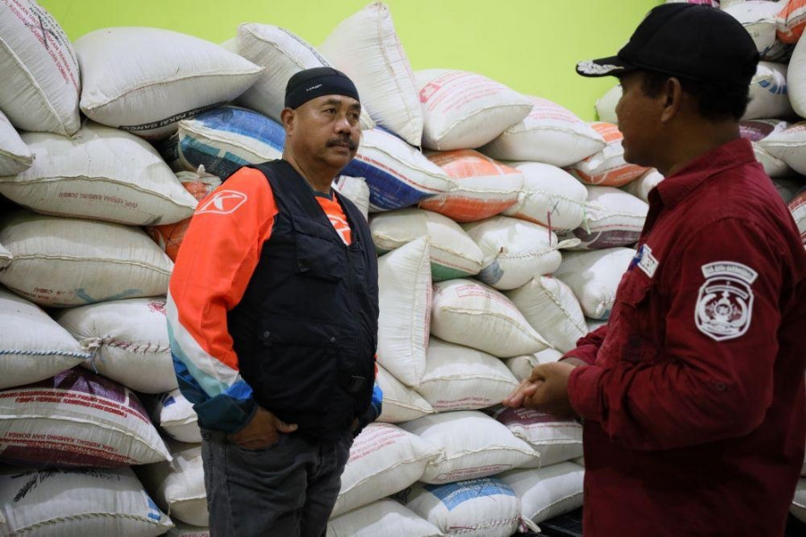 Bupati Edi Damansyah meninjau gedung lumbung pangan di Desa Giri Agung, Sebulu. (Foto: Prokom)