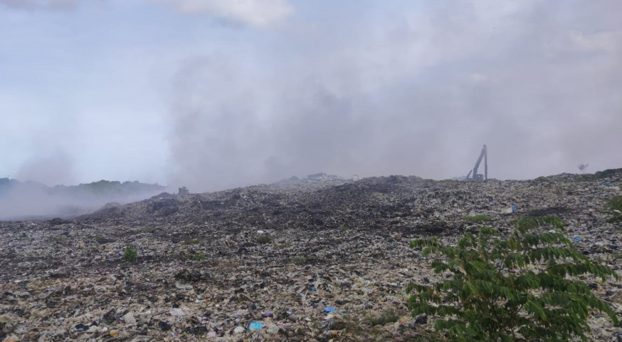 Kawasan sekitar Tempat Pembuangan Akhir (TPA) Bukit Pinang Samarinda belakangan kerap dipenuhi asap, sehingga cukup mengganggu warga sekitar. ( Foto: Istimewa )