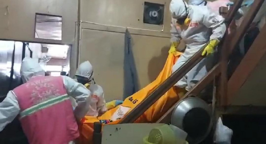 Tim Inafis Polresta Samarinda saat mengevakuasi korban dari kamar tidurnya di lantai dua Senin (7/12) kemarin.(Foto:Istimewa)