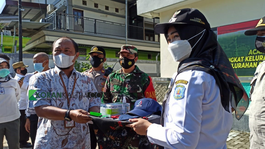 Penyerahan Bantuan Secara Simbolis oleh Manager, CSR