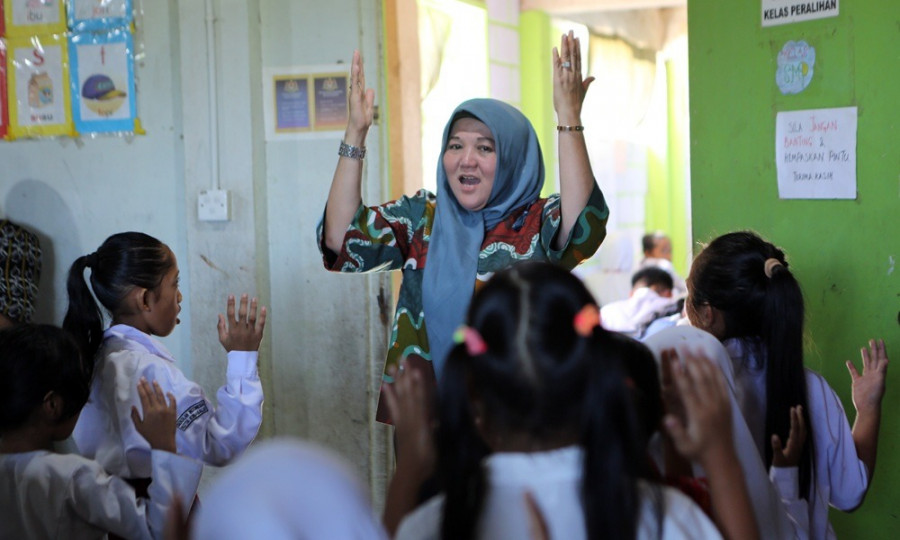 Ilustrasi proses belajar dan mengajar antara guru dan murid di sekolah. (Foto: Istimewa)