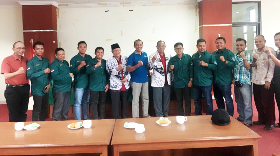 LBH GP Ansor Kaltim dan PGRI yang diketuai Musyahrim berpose bareng usai beraudiensi di Gedung Guru, Jalan Harva, Samarinda, Jumat (11/1). ( ist )