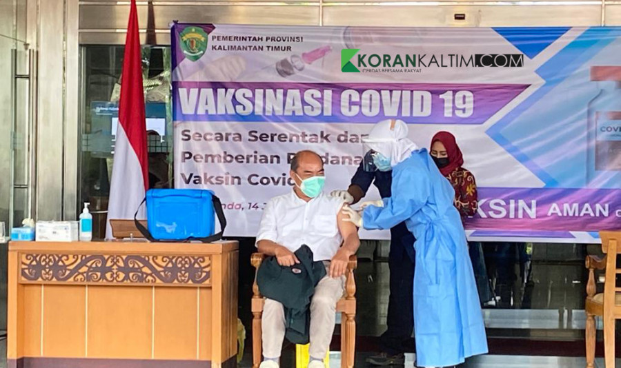 Proses vaksinasi Covid-19 bagi pejabat publik esensial di Kaltim yang dilakukan pada 14 Januari 2020 lalu (permata/korankaltim.com)