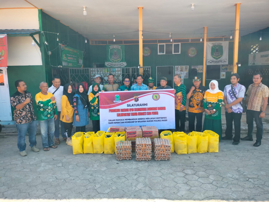 Jajaran Sat Intelkam Polres Paser Saat menyerahkan Bantuan Kepada Pengurus Daerah KBBKt Kabupaten Paser (Foto: Istimewa)