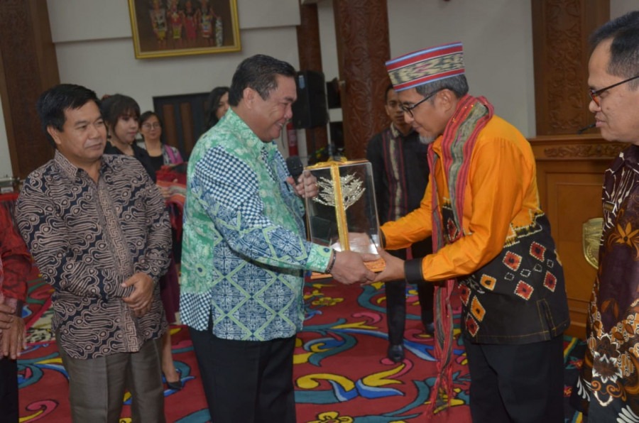 Asisten I Bidang Pemerintahan Setdaprov Kaltim Jauhar Effendi menerima cenderamata dari Bupati Kubar FX Yapan pada pembukaan Rakor Kesbangpol. (Foto :Istimewa/KoranKaltim.Com)
