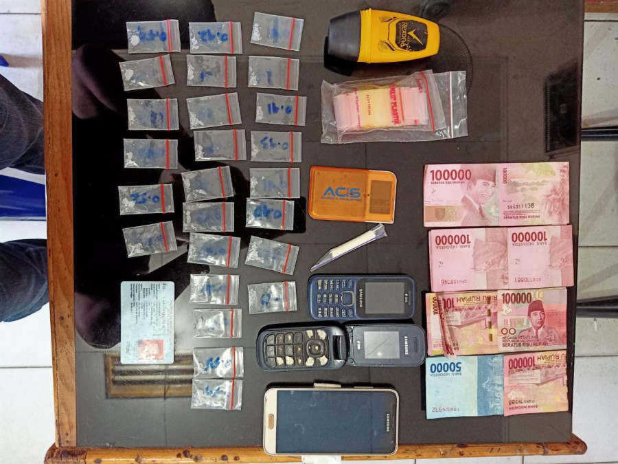Barang bukti yang diamankan petugas di rumah kontrakannnya usai melakukan transaksi.( Foto: IST)