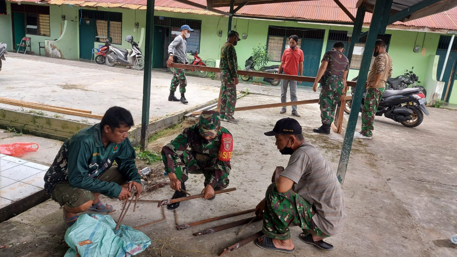 Aktivitas para personel Kodim 0908 Bontang dalam kegiatan pra TMMD pembangunan turap sungai yang rencananya akan di laksanakan di Kelurahan Api-Api (dok Humas Kodim 0908 Bontang)