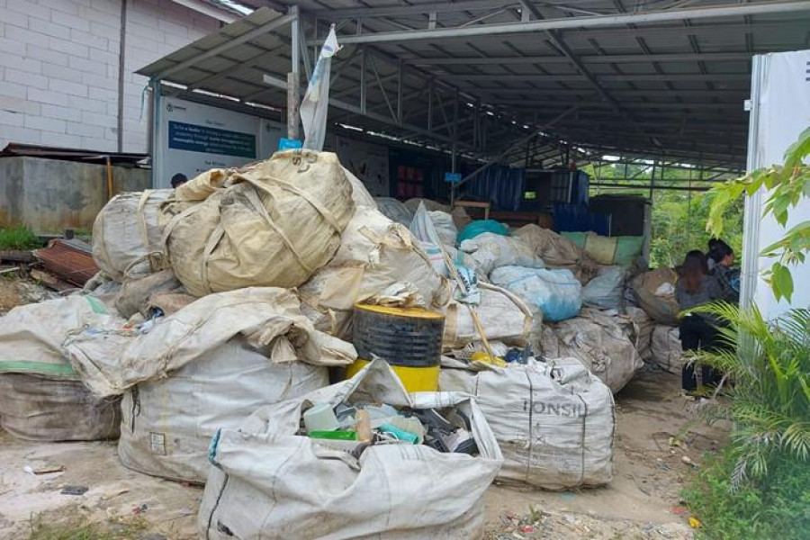 Workshop Abadan milik Herry Wijaya yang menyulap sampah plastik menjadi cacahan bernilai ekonomis tinggi. (Foto: PT Pertamina Patra Niaga Regional Kalimantan)