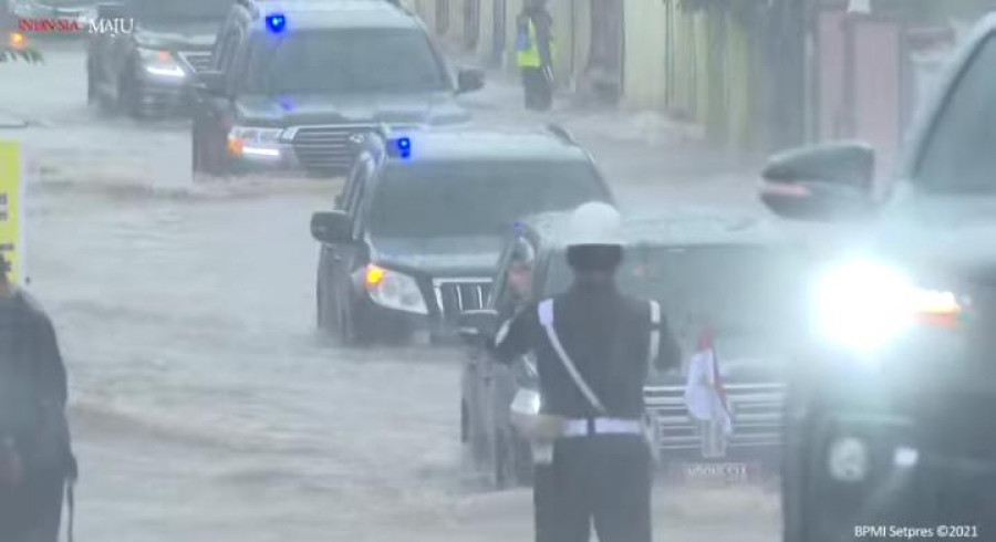 Tangkapan layar, unggahan video ketika iring-iringan kendaraan Kepresidenan menerjang banjir di Kalsel. (Instagram/@jokowi)