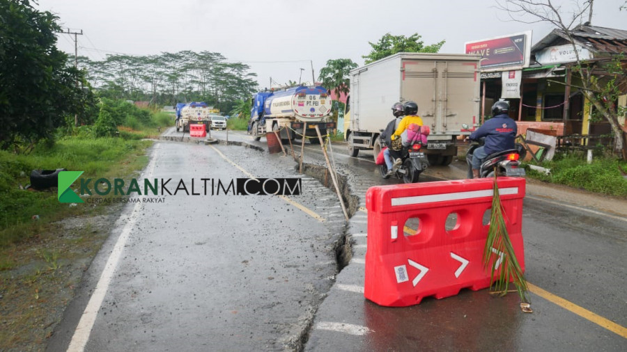 Keretakan jalan di Kilometer 6 Jalan Poros Samarinda-Balikpapan di Kecamatan Loa Janan, Kutai Kartanegara (Foto: Permata/korankaltim.com)