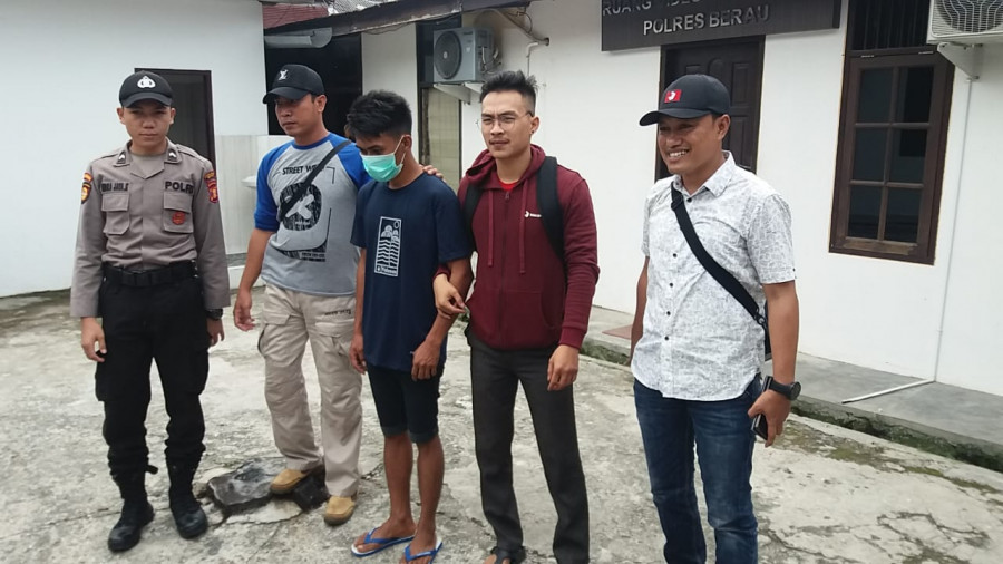 Tersangka di tengah yg saat ini sdah diamankan di mapolres berau ( Foto: Indra / korankaltimcom)