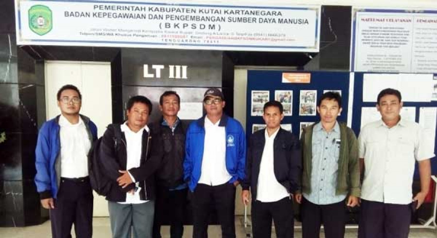 Perwakilan Forum Honorer Tenaga Kependidikan dari 18 kecamatan di kantor BKPSDM