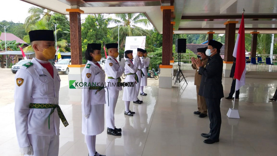 Bupati Mahulu memberi selamat kepada Anggota Paskibra yang telah dikukuhkan (Foto: Yosafat/korankaltim.com)