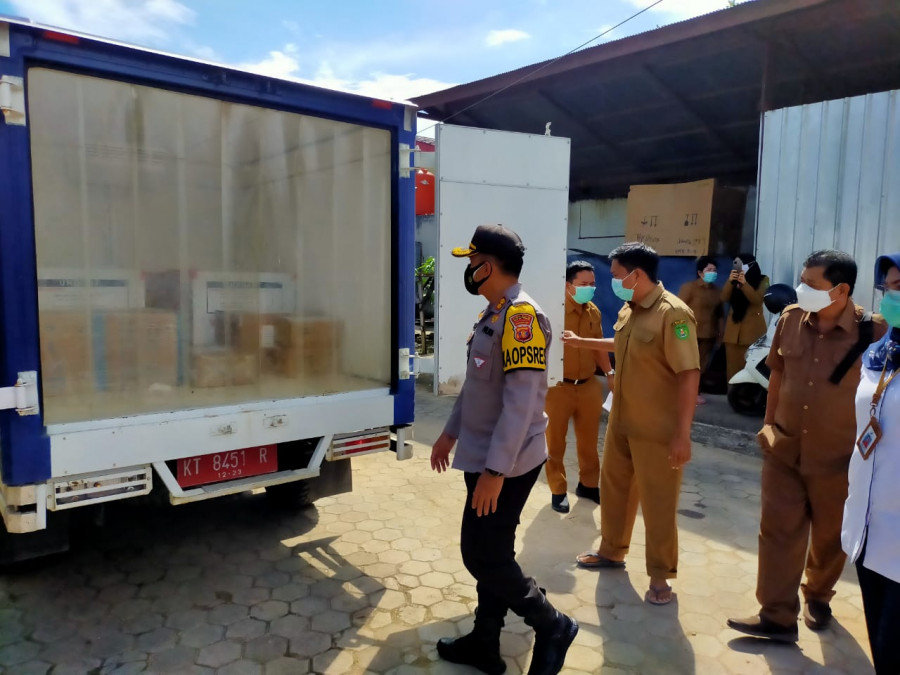 Kapolres Kutim, AKBP Welly Djatmoko saat melakukan pengawalan pendistribusian vaksin (foto: istimewa/Ade)