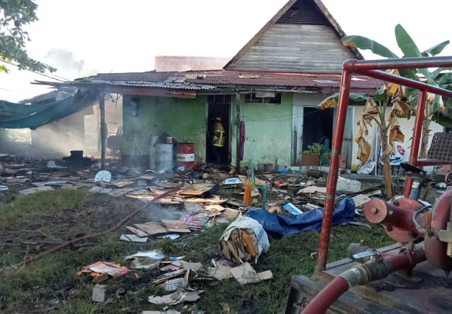 Rumah dikawasan RT 01 Kelurahan Batu Ampar, Balikpapan Utara nyaris terbakar karena diduga terjadi korsleting listrik dan membakar kardus yang berada di dalam rumah tersebut. (Foto: Istimewa)