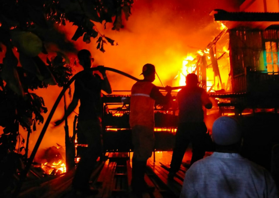 Petugas gabungan berjibaku melakukan pemadaman api. (Foto: Istimewa)