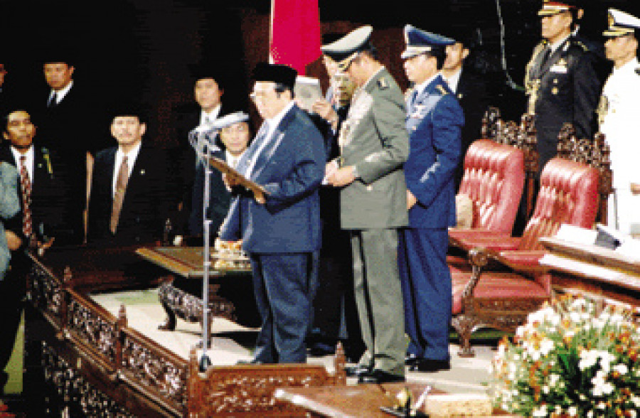 Pelantikan Abdulrahman Wahid alias Gus Dur, sebagai Presiden ke- 4 Republik Indonesia di Gedung MPR (Arsip Nasional RI, diakses dari Wikipedia)