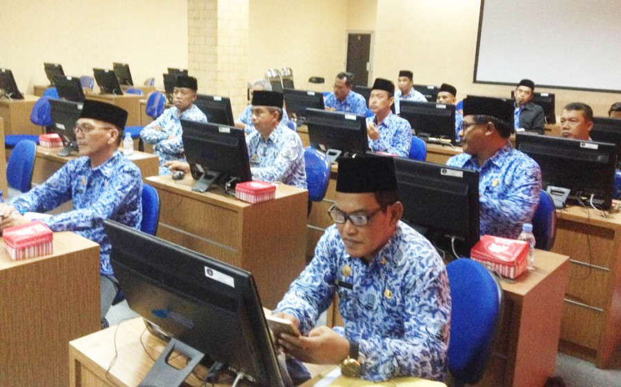Para Camat mendengarkan paparan dari perwakilan Kemendagri RI sebelum mengikuti Uji Kompetensi Camat di Ruan CAT, BKPSDM Kukar, Kamis (29/11/2018)
