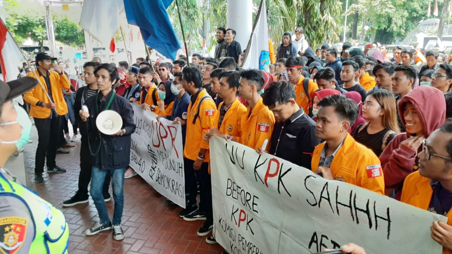 Ratusan Mahasiswa saat melakukan orasi di depan DPRD Balikpapan pada Senin (23/9) siang. (Foto: Yudi Hadi/korankaltimcom))