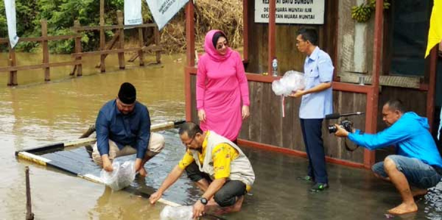 Plt Bupati Kukar Edi Damansyah memimpin penebaran 160 ribu bibit ikan di Reservat Batu Bumbun Muara Muntai