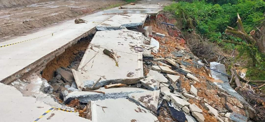 Satu sisi jalan di desa Karang Tunggal, Tenggarong seberang patah setelah alami longsor tadi pagi. (Foto: istimewa)