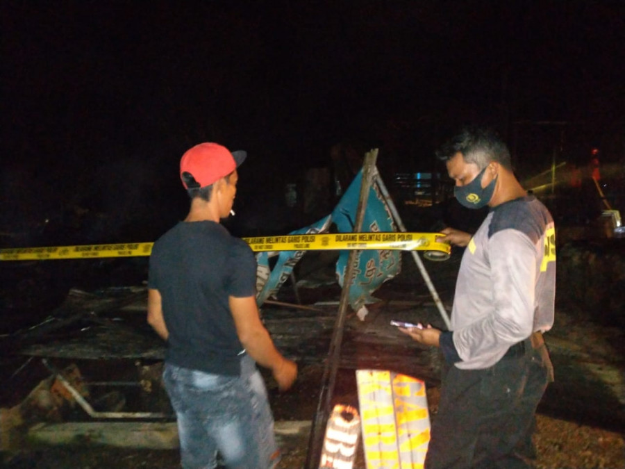Proses olah TKP dua rumah barakan warga yang dilalap si jago merah. (istimewa)