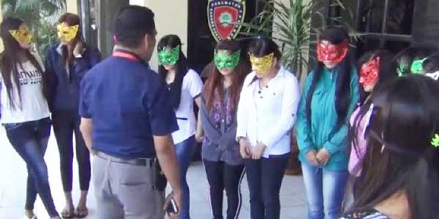 TERCIDUK : Para terapis saat menjalani pemeriksaan polisi. ( ist / net )