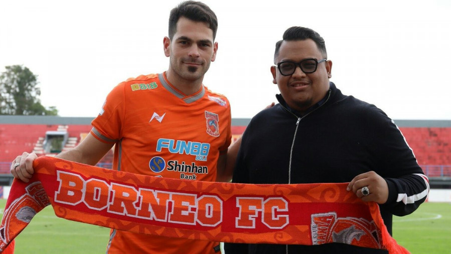 Juan Ramon Alsina (kiri) bersama Nabil Husein. Didatangkan untuk memperkuat lini pertahanan. (borneofctwitter)