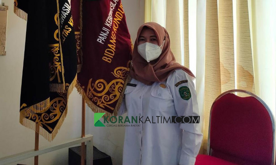 Kepala Kesbangpol Kukar Rinda Desianti menunjukan dua Panji bidang kondusifitas wilayah yang diperoleh Kukar dalam dua tahun terakhir. (Foto: Reza Fahlevi/Korankaltim.com)