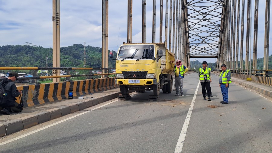 Proses uji dinamis Jembatan Mahulu (Dok. Koran Kaltim)