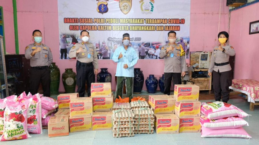 Karo SDM Polda Kaltim Kombes Pol Marjuki saat memberikan paket sembako kepada pengurus panti asuhan (ist)
