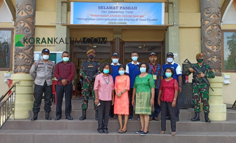TNI, Polisi dan sejumlah Pasukan Pengamanan Gereja (PPG) di Depan Gereja Katolik Santo Yosef Bontang (Foto: Choirun Nisa/korankaltim.com)