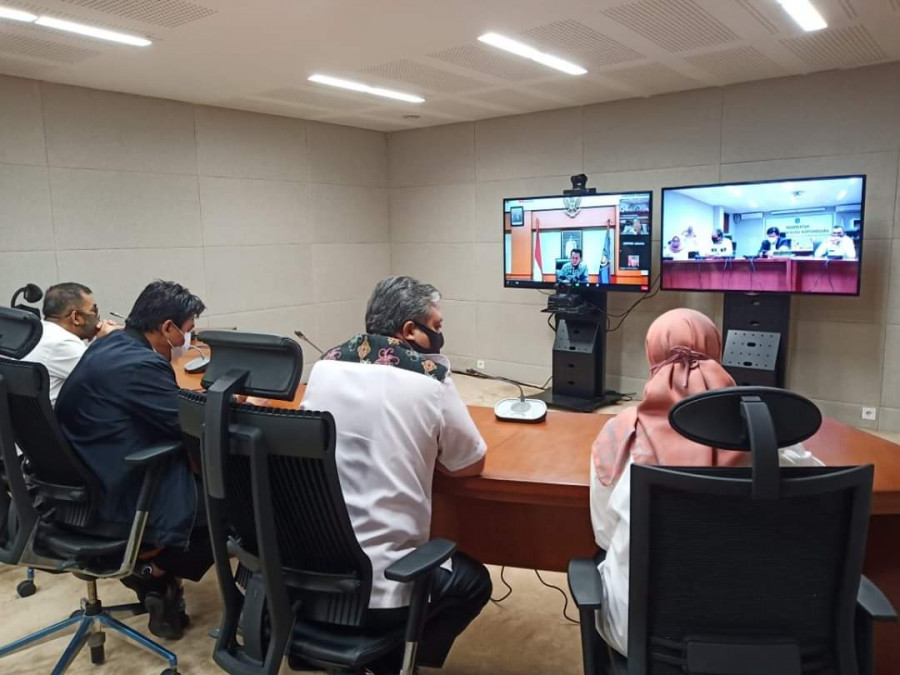 Jajaran Pemkab Kukar saat mengikuti Video Konferensi bersama Kemendagri RI. (Foto: Humas Pemkab Kukar)