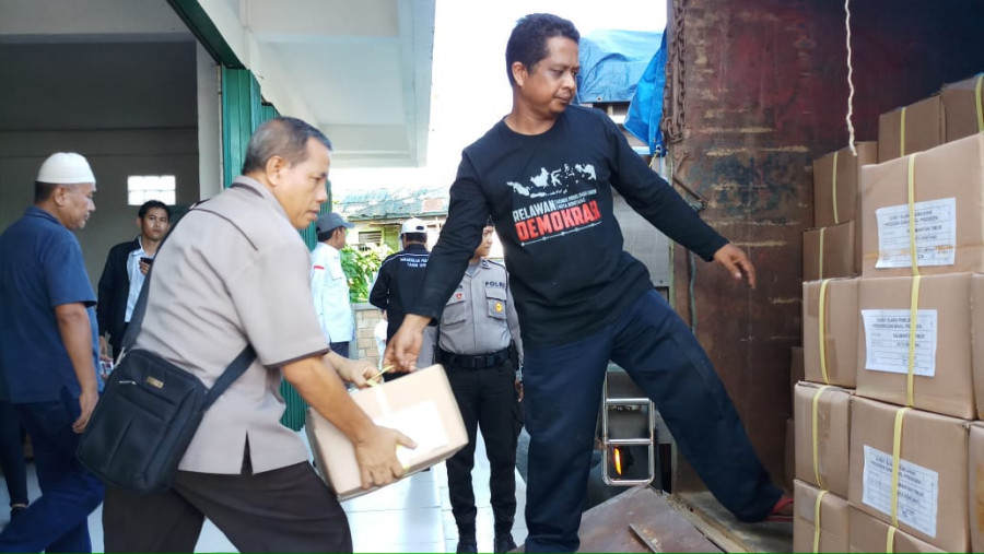 Kpu langsung menurunkan ribuan koli surat suara dari truk