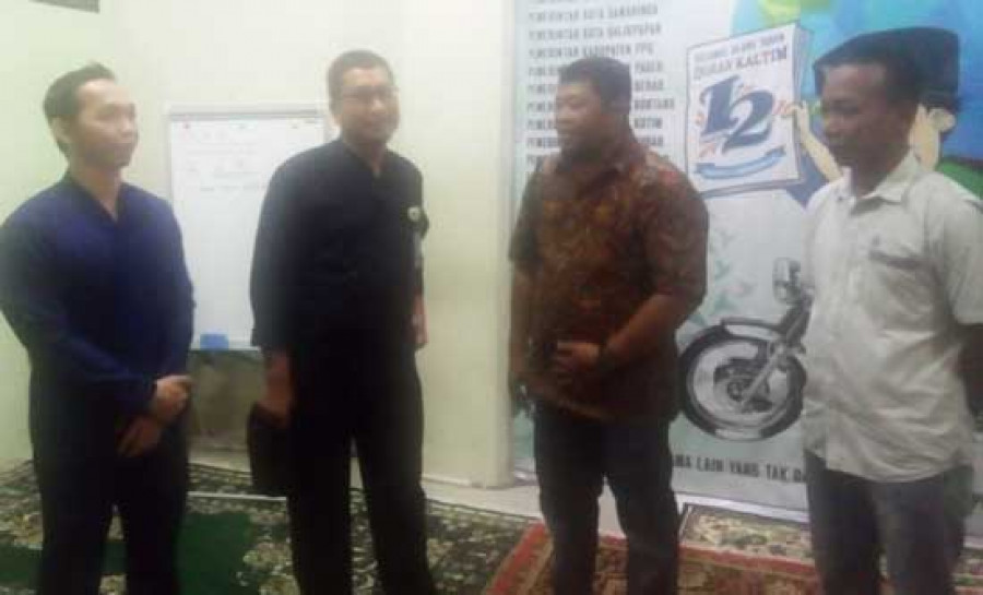 Kunjungan rombongan Kabag Humas Pemkab Kukar Dafip Hariyanto ke kantor koran Kaltim merayakan HUT ke-12 tahun.