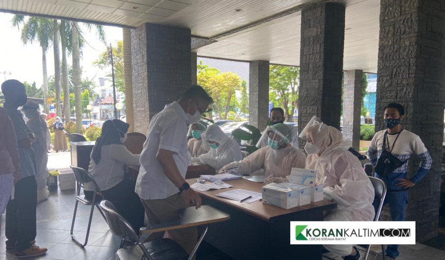 Proses tes swab bagi para pegawai di Lingkungan Pemprov Kaltim di Kantor Gubernur Kaltim (permata/korankaltim.com)