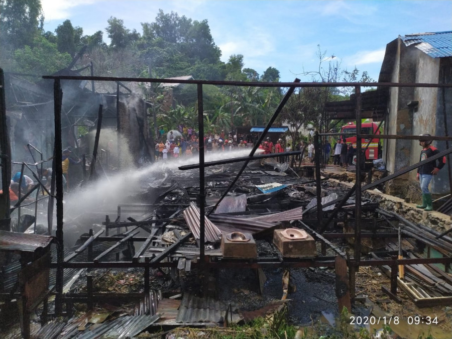 Api berasal dari bangsalan 2 pintu, 4 bangunan di Jalan Gerilya Gang Keluarga ludes di lahap si jago merah. (Foto: Nancy/korankaltimco