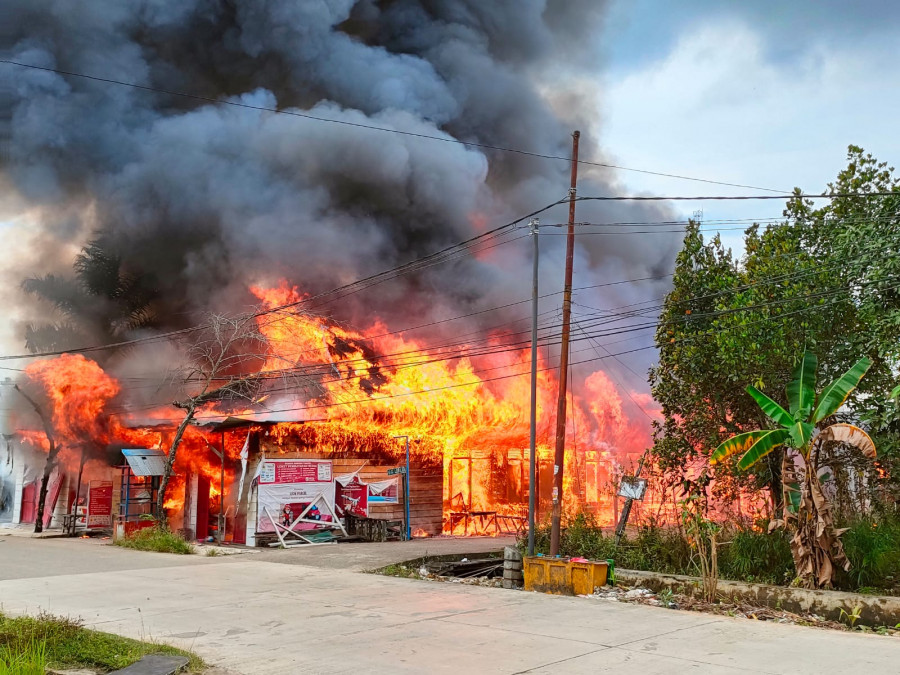Api mebakar rumah toko di jalan Naga, Kelurahan Timbau, Kamis (14/4). (Foto: Reza Fahlevi/Korankaltim.com)