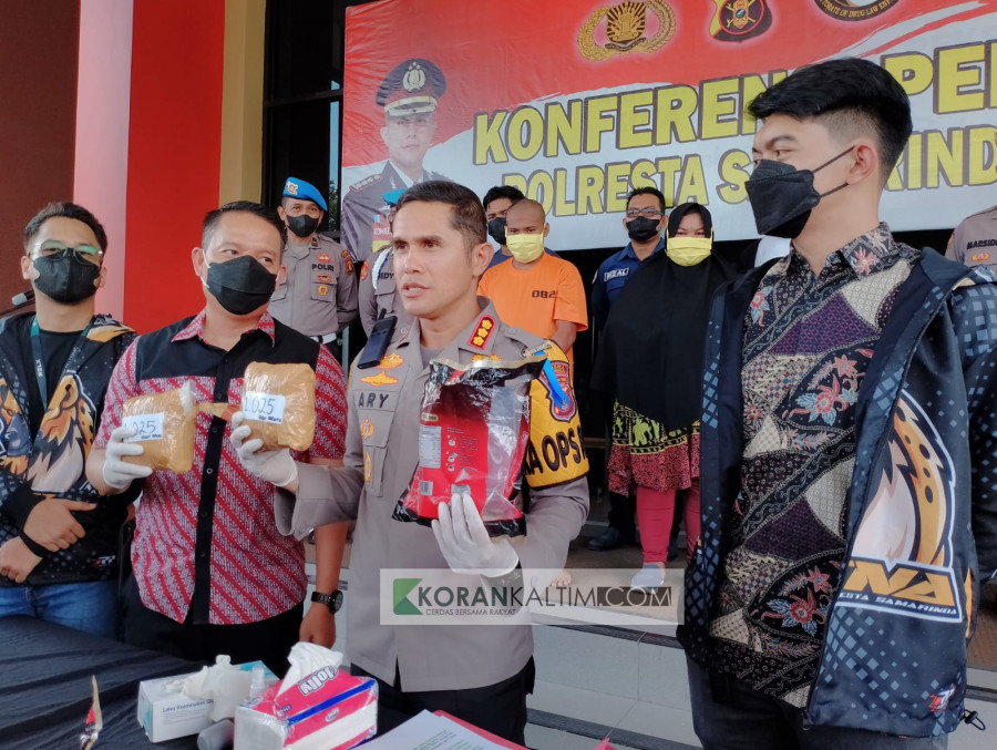 Kapolresta Samarinda Kombes Pol Ary Fadli saat menunjukkan barang bukti sabu-sabu bersama jajarannya, bersama dengan dua pelaku yakni Sinah (39) dan Ari (27) dalam rilis Jumat (7/10/2022) hari ini. (Foto:Nancy/korankaltim.com)